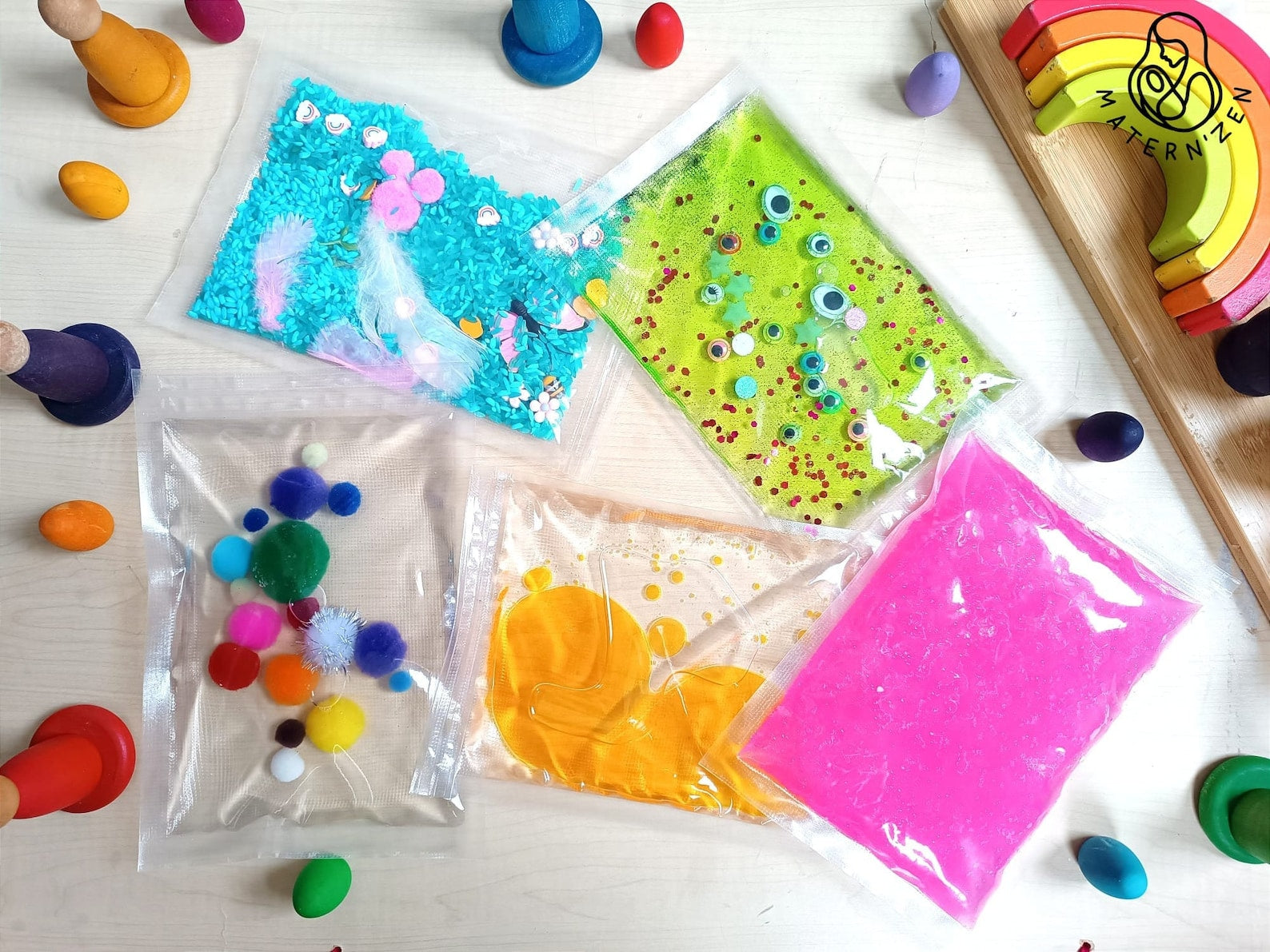 Sachet sensoriel liquide Pompons multicolor Montessori – Maternzen