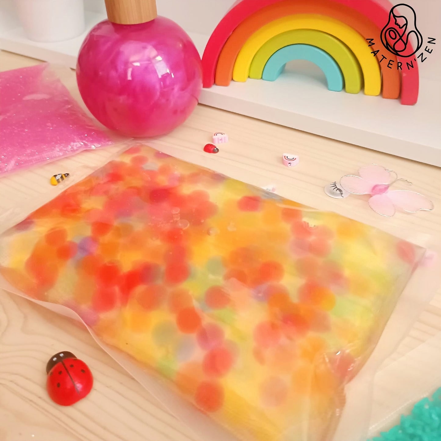 Sachet sensoriel liquide Pompons multicolor Montessori – Maternzen