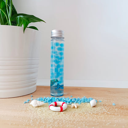 Comprar botella sensorial Montessori de la calma Bajo el Mar. Una botella líquida para iniciar al niño al mundo animal marino. Con Orbeez y animalitos del mar. Tienda especialista en las botellas sensoriales para el despertar sensorial de los bebés y niños. 