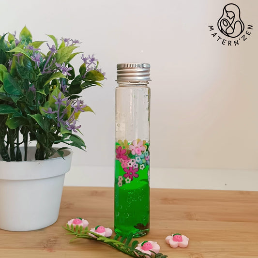 Acheter bouteille sensorielle Montessori flottante pour le retour au calme Champ Fleuri. Sur le thème de la nature et du printemps. Boutique spécialiste. 