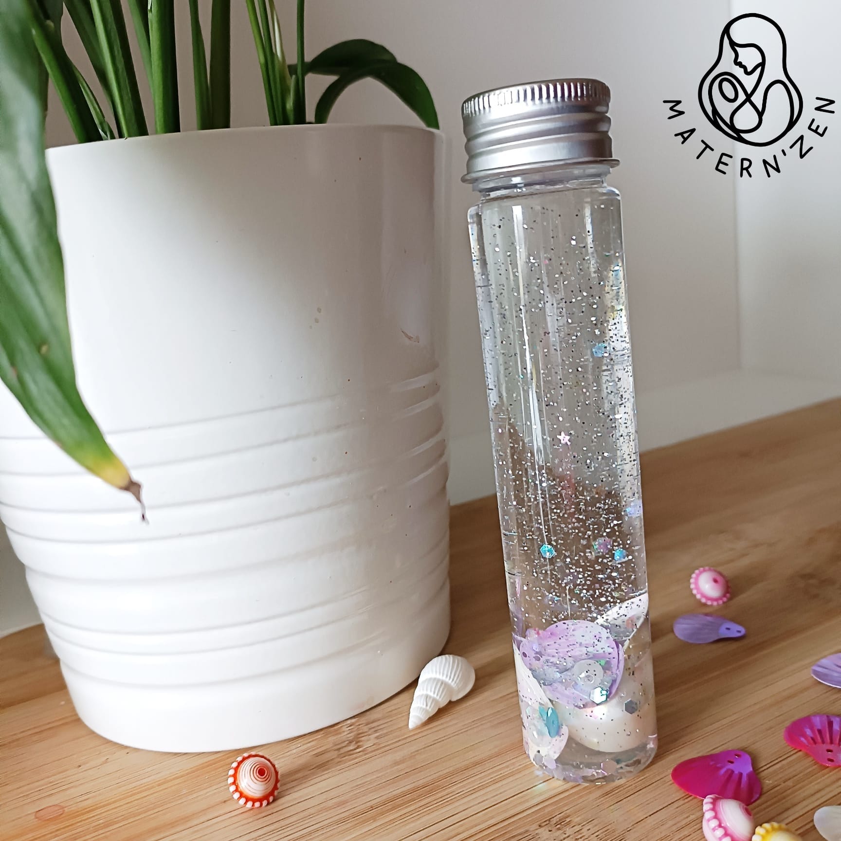 Acheter bouteille sensorielle Montessori pour le retour au calme Coquillages et Perles. Bouteille relaxante basée sur la méthode Montessori pour l'éveil sensoriel et le développement des bébés et des enfants. 