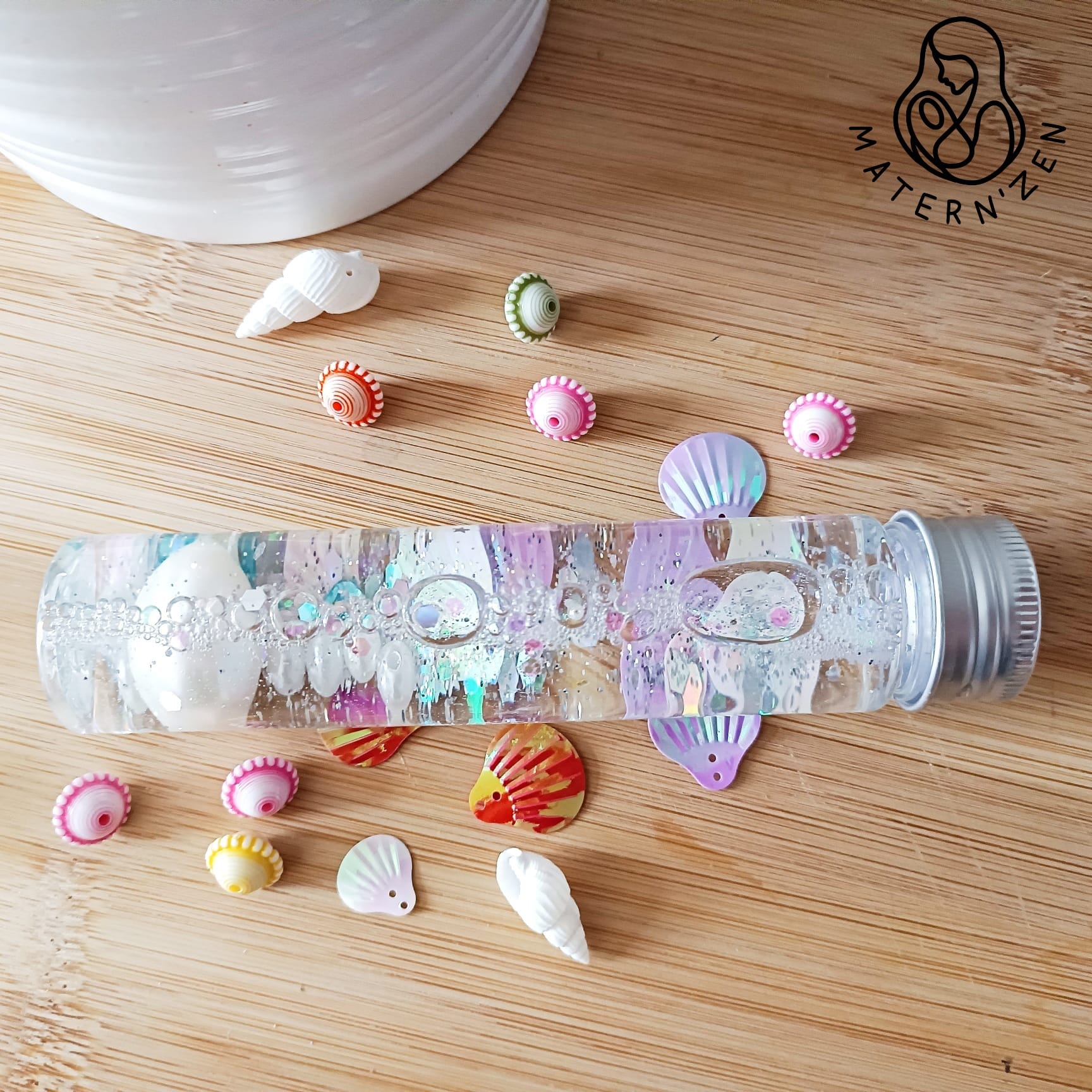 Detalles de nuestra botella sensorial Montessori de la calma Conchas y Perlas. Détails de notre bouteille sensorielle liquide pour le retour au calme Coquillages et perles. Montessori. 